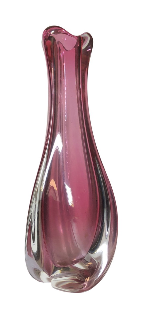 Image 1 of Vase Val Saint Lambert en cristal à motif tourbillonnant couleur canneberge, Belgique, années 1960