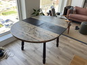 Round extendible table