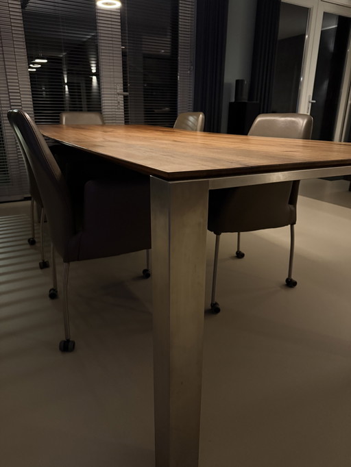 Notenhouten eettafel met RVS poten 240 x 100 cm