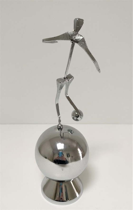 Image 1 of Escultura deportiva de acero con el sello de una corona de orfebre