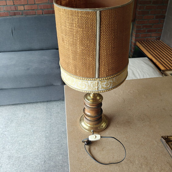 Image 1 of Auffällige Tischleuchte aus Messing und Holz mit Bastschirm – Hollywood Regency Stil, ca. 1970