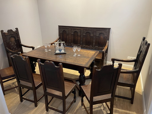 Engelse kasteelbank met eethoek en fauteuils 