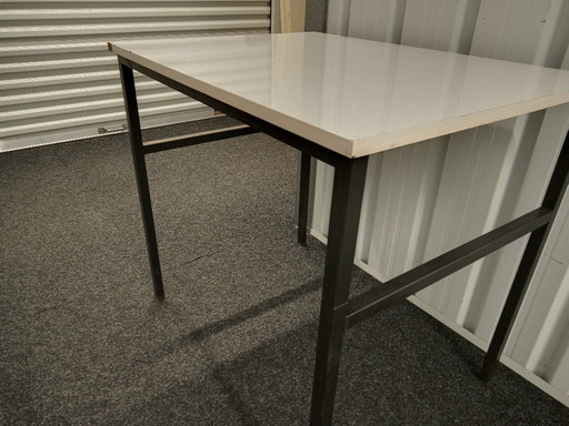 Mesa pequeña vintage gris de formica de mediados de siglo, tamaño práctico.