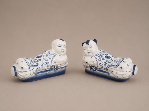 Rare Pair of Opium Pillows in Genuine Porcelain – Symmetrical Collector's Duo – decoratieve objecten