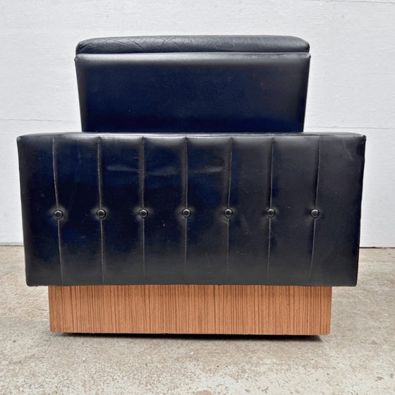 Image 1 of Sillón de diseño moderno de mediados de siglo en cuero negro con pedestal de madera.