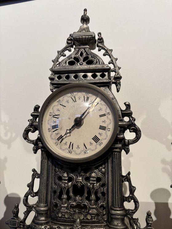 Set Orologio da Caminetto e Candelabri Vintage in Peltro — 92% Étain – Oggetti decorativi, Metal (photo 3 of 5)