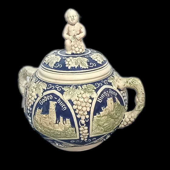 Image 1 of Antica ciotola con mestolo. Motivi di castelli in rilievo.