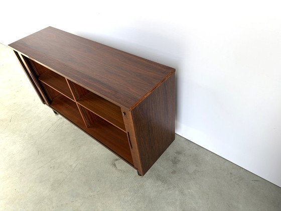 Credenza Mid-Century con ante a serrandina, anni '60 – Credenze con vetrina, Metallo, Legno (photo 2 of 10)