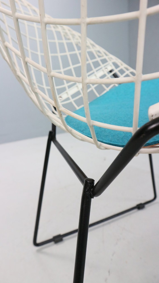 Image 1 of Silla Diamond de Harry Bertoia en metal blanco y negro y nuevo asiento azul años 60