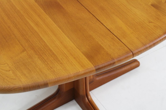 Image 1 of Table de salle à manger ovale extensible vintage danoise en teck massif