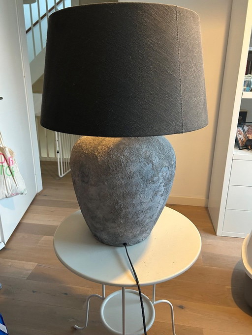 Lampada da tavolo effetto cemento con paralume incluso