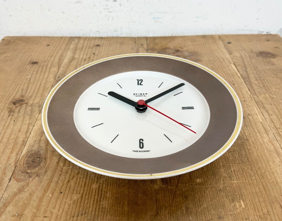 Image 1 of Reloj de pared antiguo de porcelana de Alemania Oriental, fabricado por Weimar Electric, década de 1970.