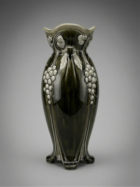 Image 1 of Art Nouveau vaas van De Bruyn – Model 4696 – Reliëf druivendecoratie – Geglazuurd keramiek – 29 cm