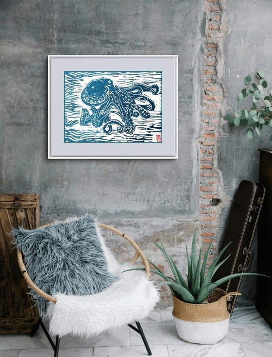 Image 1 of Pulpo en las olas del mar - Linograbado azul, a4.