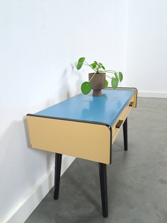 Image 1 of Jaren 50 ladekastje met blauw blad en zwarte poten vintage