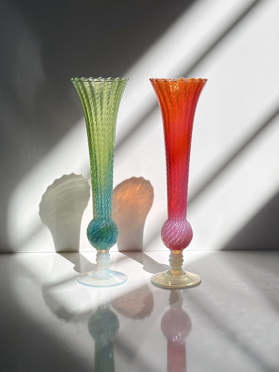 Image 1 of Paire de vases vintage MCM Empoli en verre opalin, verre laiteux, irisé, rose, vert, tourbillon, Italie, milieu du siècle, Muran