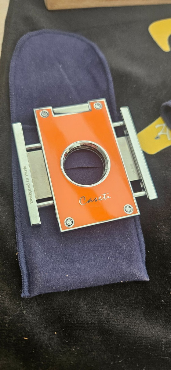 Image 1 of Handgefertigter Aschenbecher aus Eichenholz mit Epoxidharz – Individueller Zigarrenaschenbecher – Das perfekte Geschenk für die 