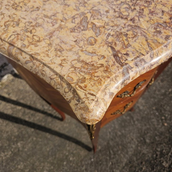 Image 1 of Comodino vintage francese intarsiato - Comodino in marmo e legno - Stile Luigi XV - Anni '70