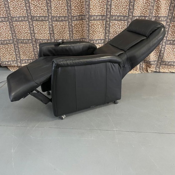 Image 1 of Sillón elevador de cuero negro