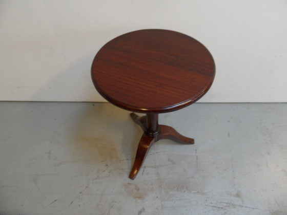 Image 1 of Table d'appoint ronde vintage en acajou