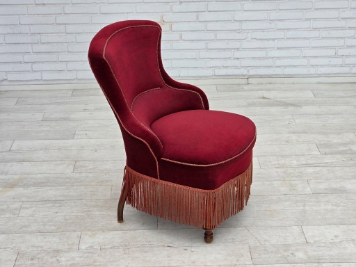Sillón de cóctel danés de la década de 1950, tapizado en terciopelo rojo cereza.