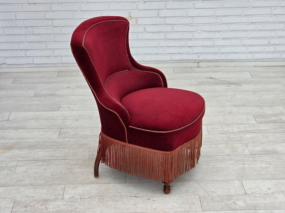 Image 1 of Sillón de cóctel danés de la década de 1950, tapizado en terciopelo rojo cereza.