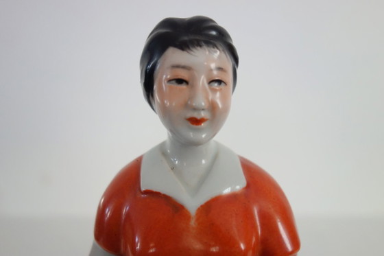 Image 1 of Estatua femenina de porcelana china con forma de galleta - Revolución Cultural n.° 10