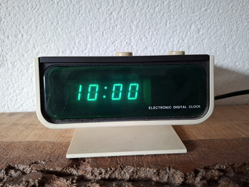 Alarm clock radio working retro