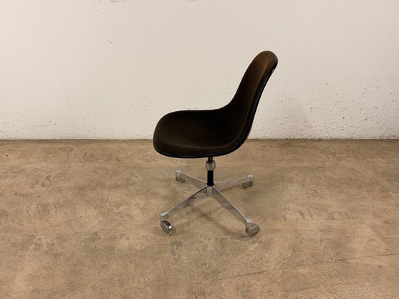 Image 1 of Silla lateral PSCC fabricada en fibra de vidrio por Charles y Ray Eames para Vitra / Herman Miller, década de 1970.