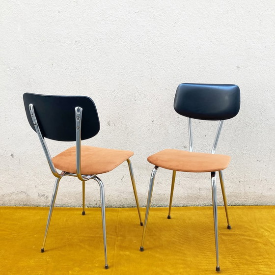 Image 1 of Paire de Chaises Vintage Années 70 – Chrome, Skaï Noir & Assises en Velours Orange