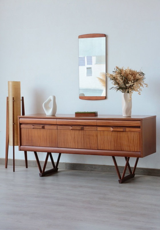 Image 1 of Elliotts of Newbury Low Dressoir: een icoon van mid-century design in teakhout