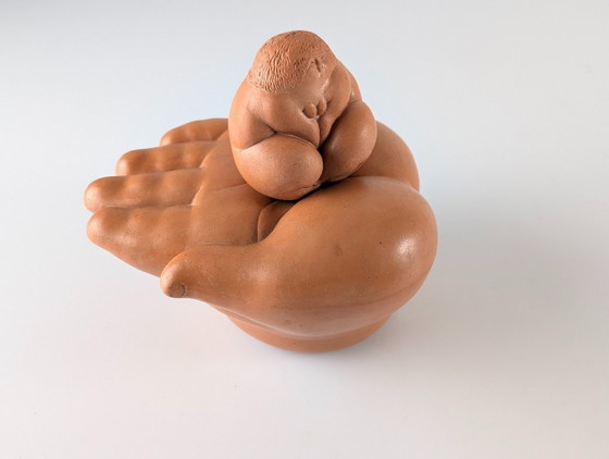 Image 1 of Ricardo Mesa, escultura de terracota "Gordita Feliz" en la mano, años 80