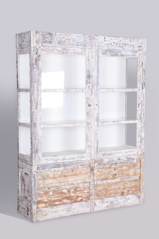 Originele boekenkast uit het midden van de 20e eeuw, van sparrenhout en glas, Provençaalse stijl, Frankrijk, jaren 60.