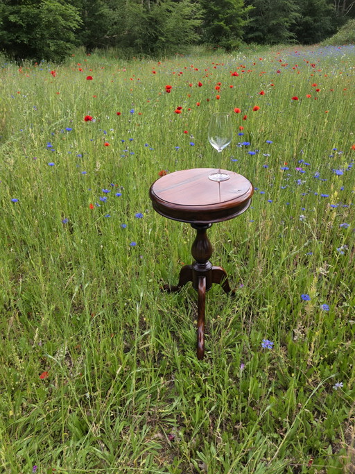 Eleganter Vintage-Weintisch aus Mahagoni mit Dreibeingestell