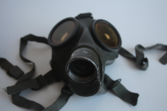 Image 1 of Origineel gasmasker uit de Tweede Wereldoorlog met naamplaatje en soldatenrang, circa 1940