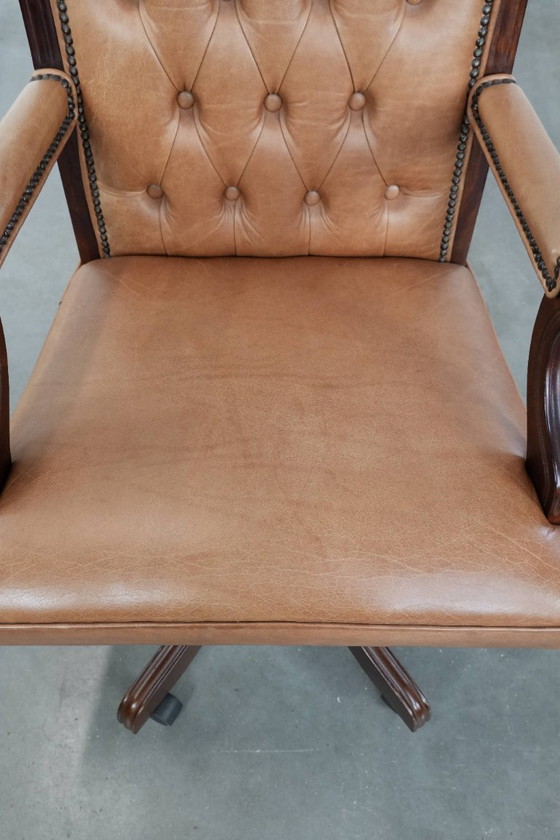 Image 1 of Rundleren en houten swiffel en tilt chesterfield bureaustoel in Engelse stijl op wieltjes