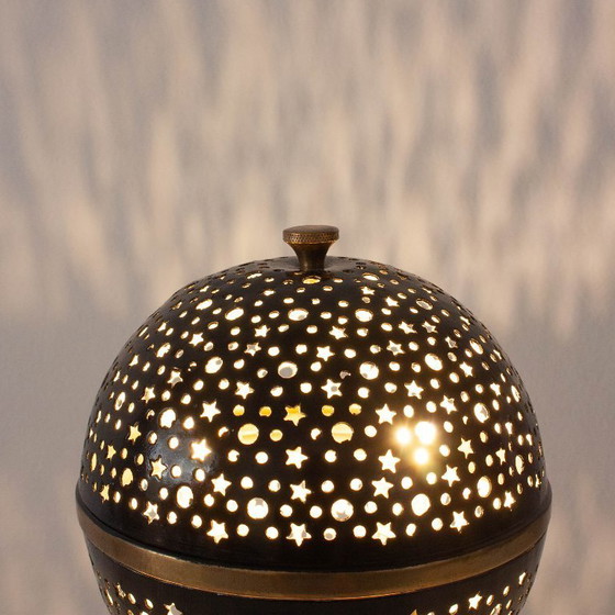 Image 1 of Lampe de table Saturn française des années 1950 en aluminium ajouré et laiton