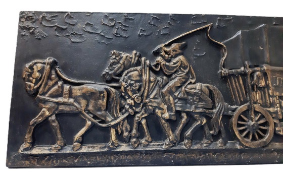 Image 1 of Antigua placa de pared de hierro fundido de gran tamaño: un carro con caballos, bajorrelieve