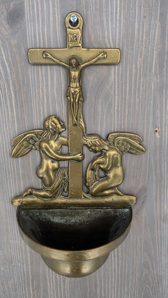 Image 1 of Antikes Weihwasserbecken aus massivem Messing – Kruzifix & Engel – Religiöse Wandskulptur

