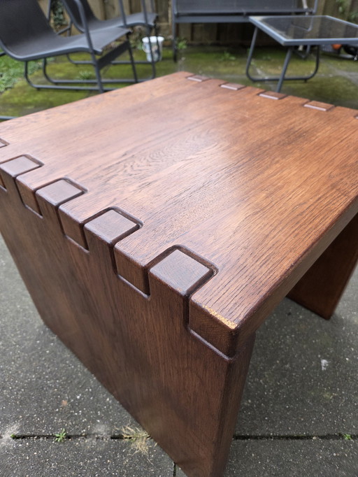 Tisch im brutalistischen Design