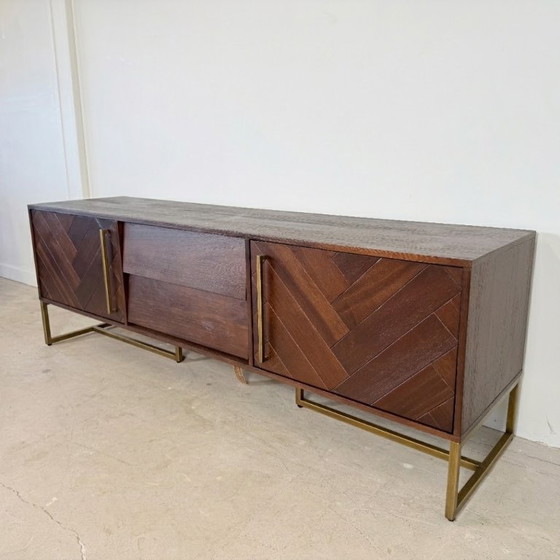 Credenza/mobile TV Dutchbone Class – Legno di acacia con venature a spina di pesce e ottone anticato (photo 4 of 12)