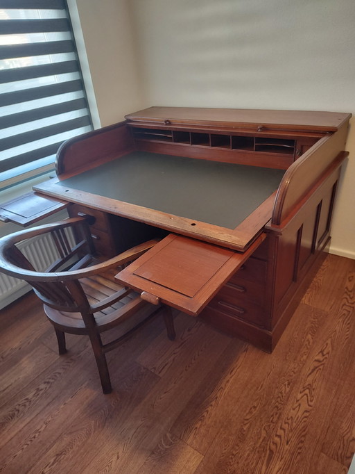 Großer antiker Schreibtisch