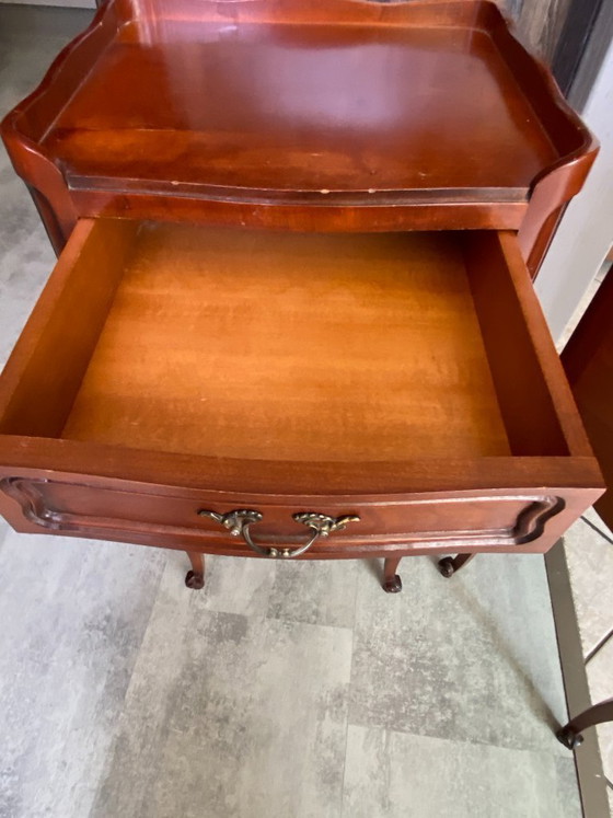 Image 1 of Zwei Nachttische im Stil Louis XV mit Schubladen und einer Nische