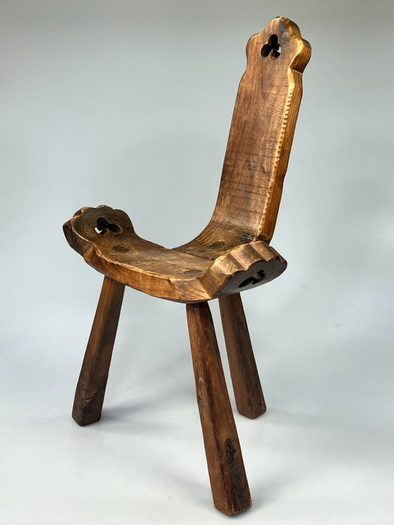 Image 1 of Antico sgabello / sedia spagnola a treppiede. Brutalista