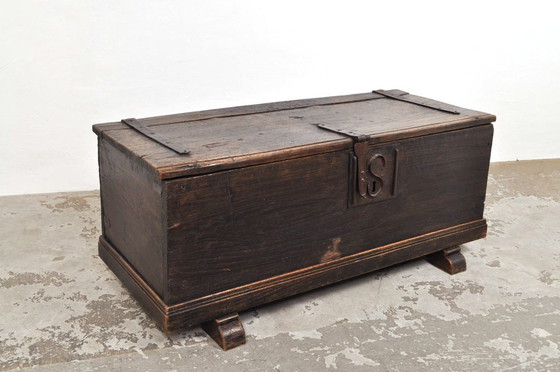 Image 1 of Coffre ancien en chêne provenant d'un monastère, années 1780