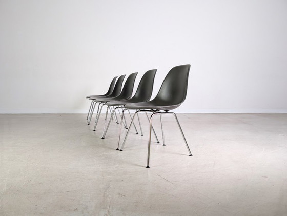 Image 1 of Set originale di 5 pezzi di sedia laterale Vitra Charles & Ray Eames, grigio