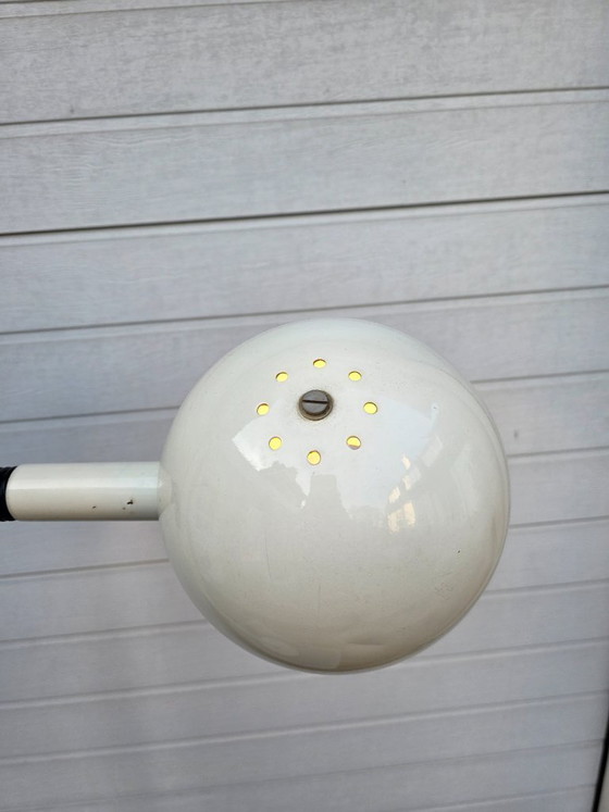 Image 1 of Lampadaire iconique au design vintage futuriste signé Hala. Blanc, métal, modèle œil + col de cygne.
