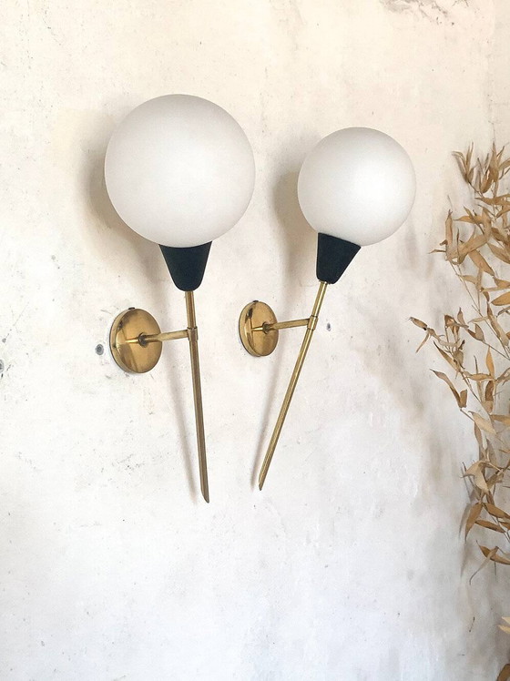Image 1 of Een paar vintage wandlampen van messing en opaalglas.