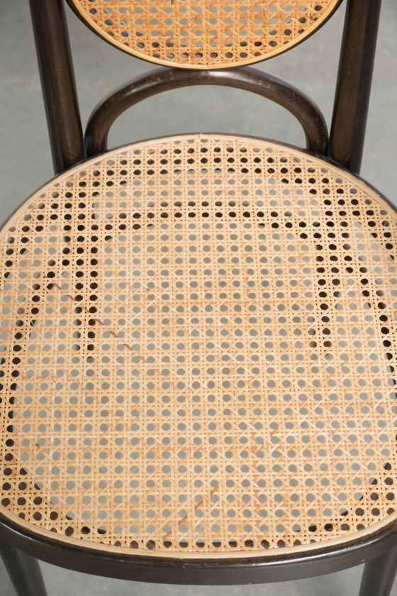Image 1 of 2 chaises vintage originales Thonet, modèle Long John, avec accoudoirs, dossier haut, assise et dossier en sangles.