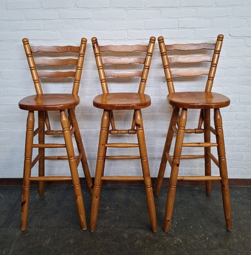 3 sgabelli da bar brutalisti in pino